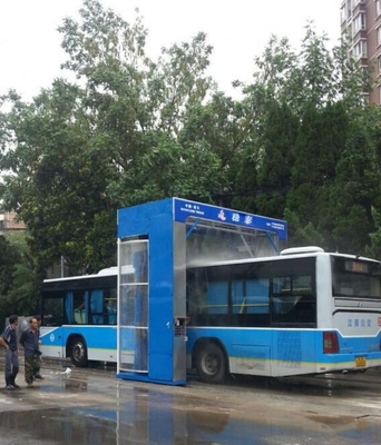 Błękitna maszyna do automatycznego czyszczenia autobusów wielkość 2150*5750*5355mm dostosowalna