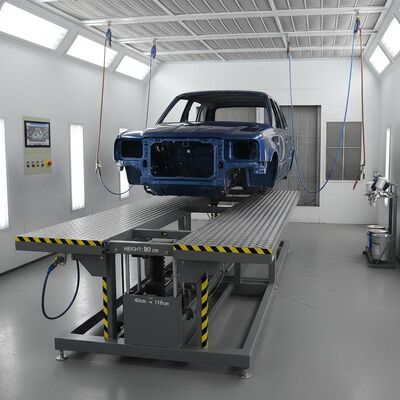 Kabina lakiernicza z regulowaną wysokością ławki od 40 cm do 118 cm, stalowa konstrukcja podstawy 300 mm i komponenty sterujące Schneider